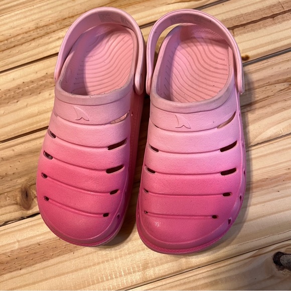 Size 13 girls Rugged Shark shoes - Picture 1 of 6